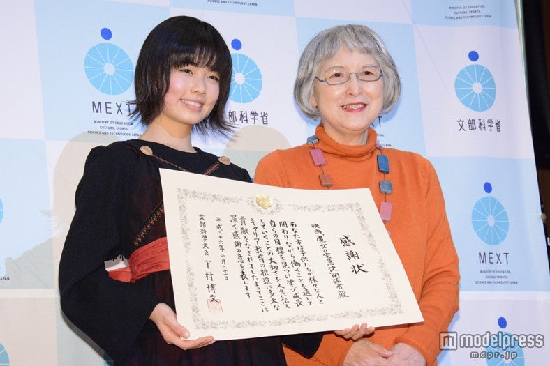 小芝風花（中央）、角野栄子氏（右）