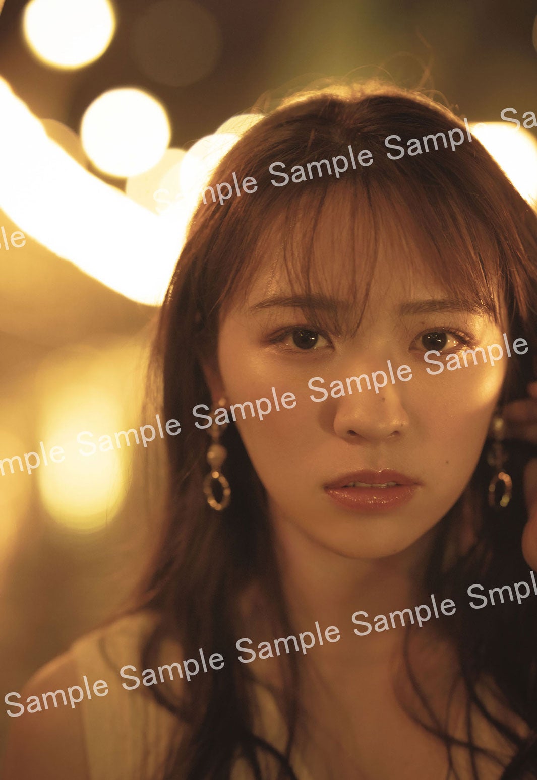 渡辺みり愛1st写真集「消極的な華やかさ」封入特典ポストカード／（撮影：彦坂栄治）