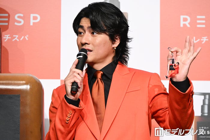 “レチスパ”カラーのオレンジスーツで登場した森本慎太郎「高岸さんではないですよ!」(C)モデルプレス