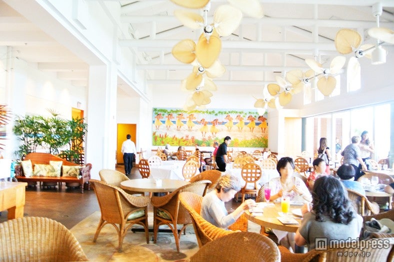 広々としたオープンエアダイニング