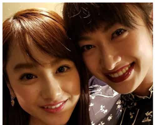 山田優、“妹”平祐奈と密着ショット 新年会に山田親太朗ら豪華集結