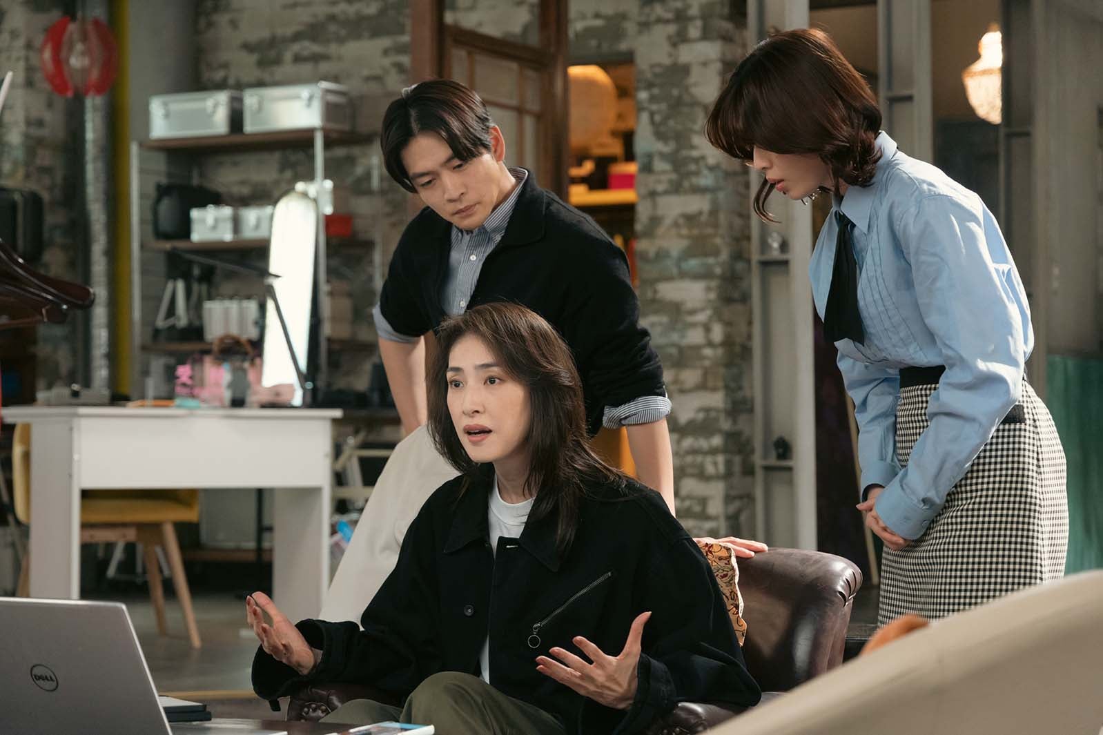 松下洸平、天海祐希、白石聖「合理的にあり得ない～探偵・上水流涼子の解明～」第7話より（C）カンテレ