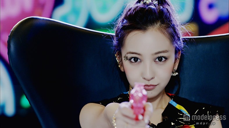 板野友美7thシングル「Gimme Gimme Luv」MVより（C）キングレコード