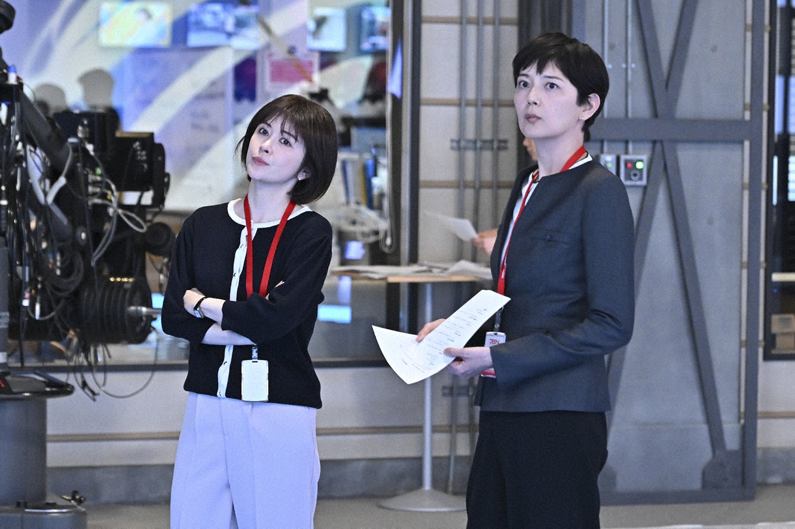宮澤エマ、菊池亜希子「キャスター」第3話（C）TBS