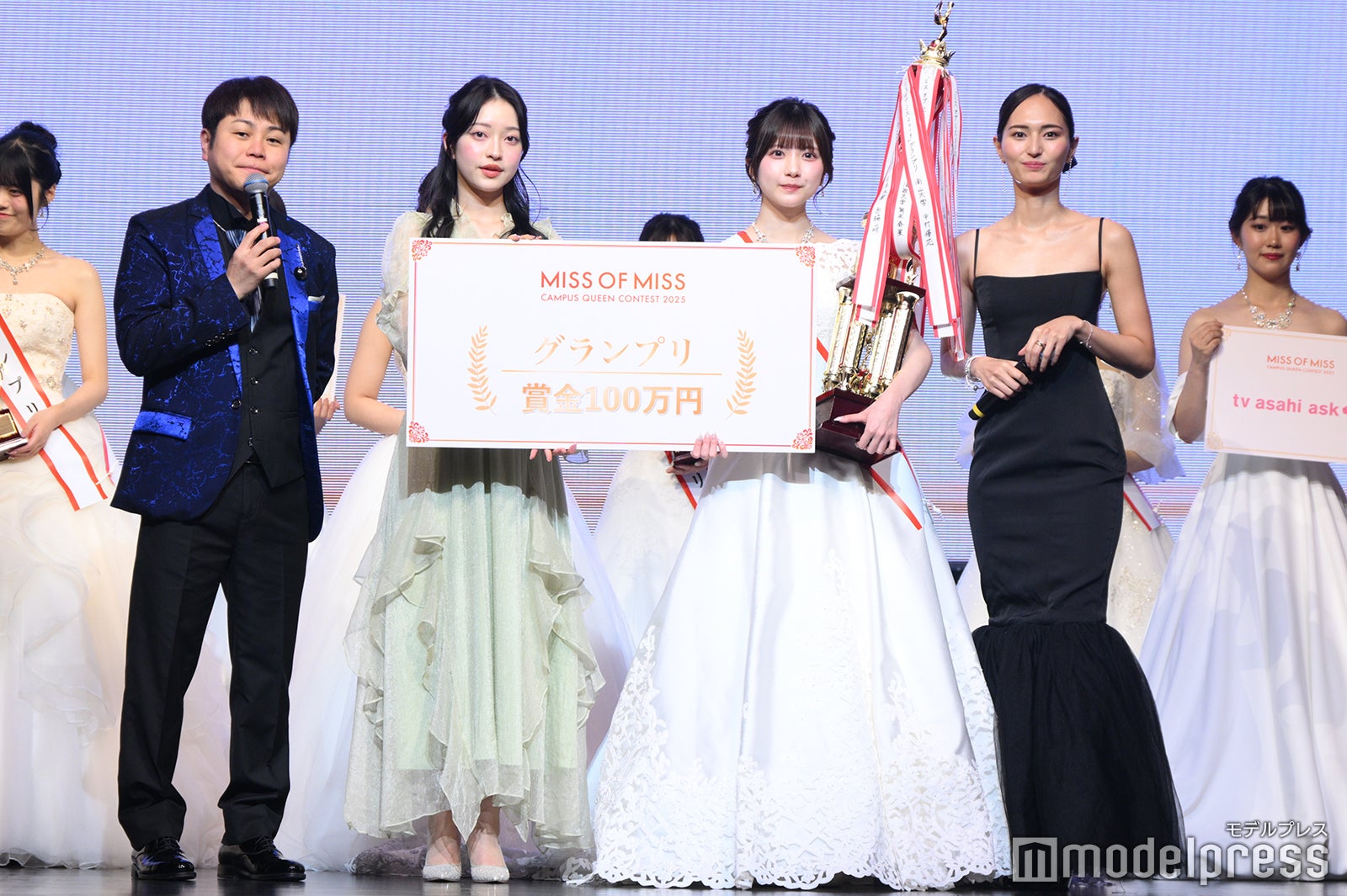 井上裕介、磯邉明日菜さん、堤彩乃さん、⼭賀琴⼦（C）モデルプレス