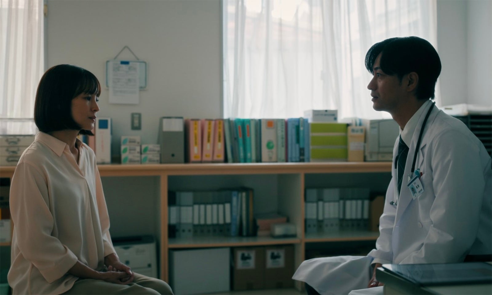 国仲涼子、竹財輝之助「3年C組は不倫してます。」第8話（C）日本テレビ