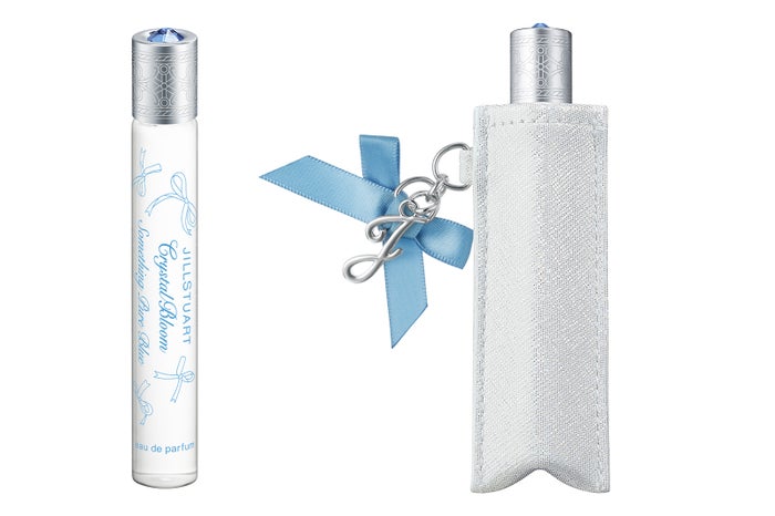 「ジルスチュアート　クリスタルブルーム　サムシングピュアブルー　オードパルファン　ローラーボール」、「ジルスチュアート　ローラーボール ポケット　S」（※中のローラーボールは別売）（C）JILL STUART Beauty