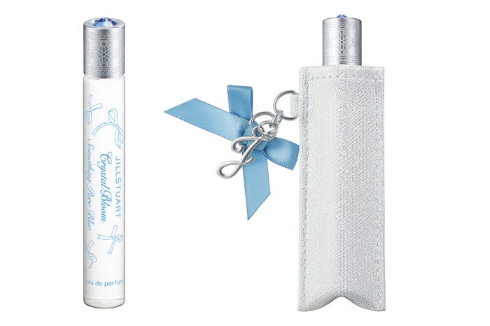 「ジルスチュアート クリスタルブルーム サムシングピュアブルー オードパルファン ローラーボール」、「ジルスチュアート ローラーボール ポケット S」(※中のローラーボールは別売)(C)JILL STUART Beauty