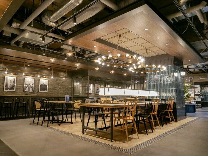 地下1階「BACON Books & cafe」店内の様子。レンガを基調とした近代建築風のインテリアはシカゴをイメージして知的な雰囲気