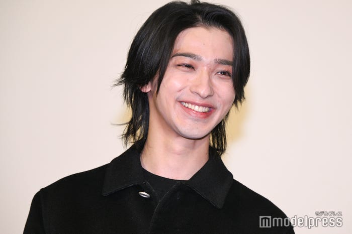 「“蔦重”らしい笑顔で」とリクエストされて笑う横浜流星(C)モデルプレス