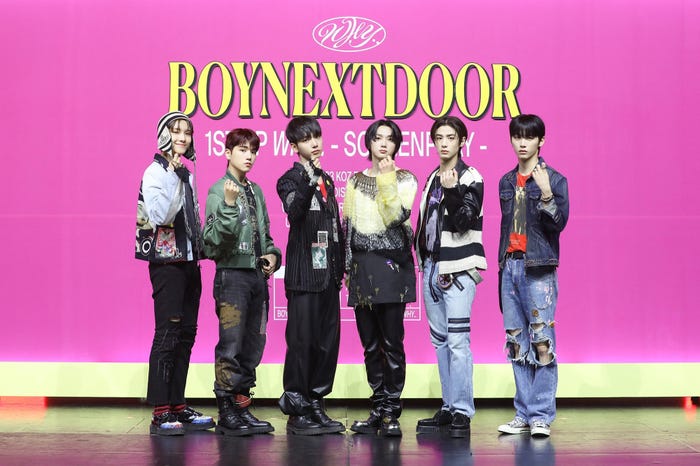 WOONHAK、RIWOO、JAEHYUN、SUNGHO、LEEHAN、TAESAN(C)KOZ Entertainment. All Rights Reserved.