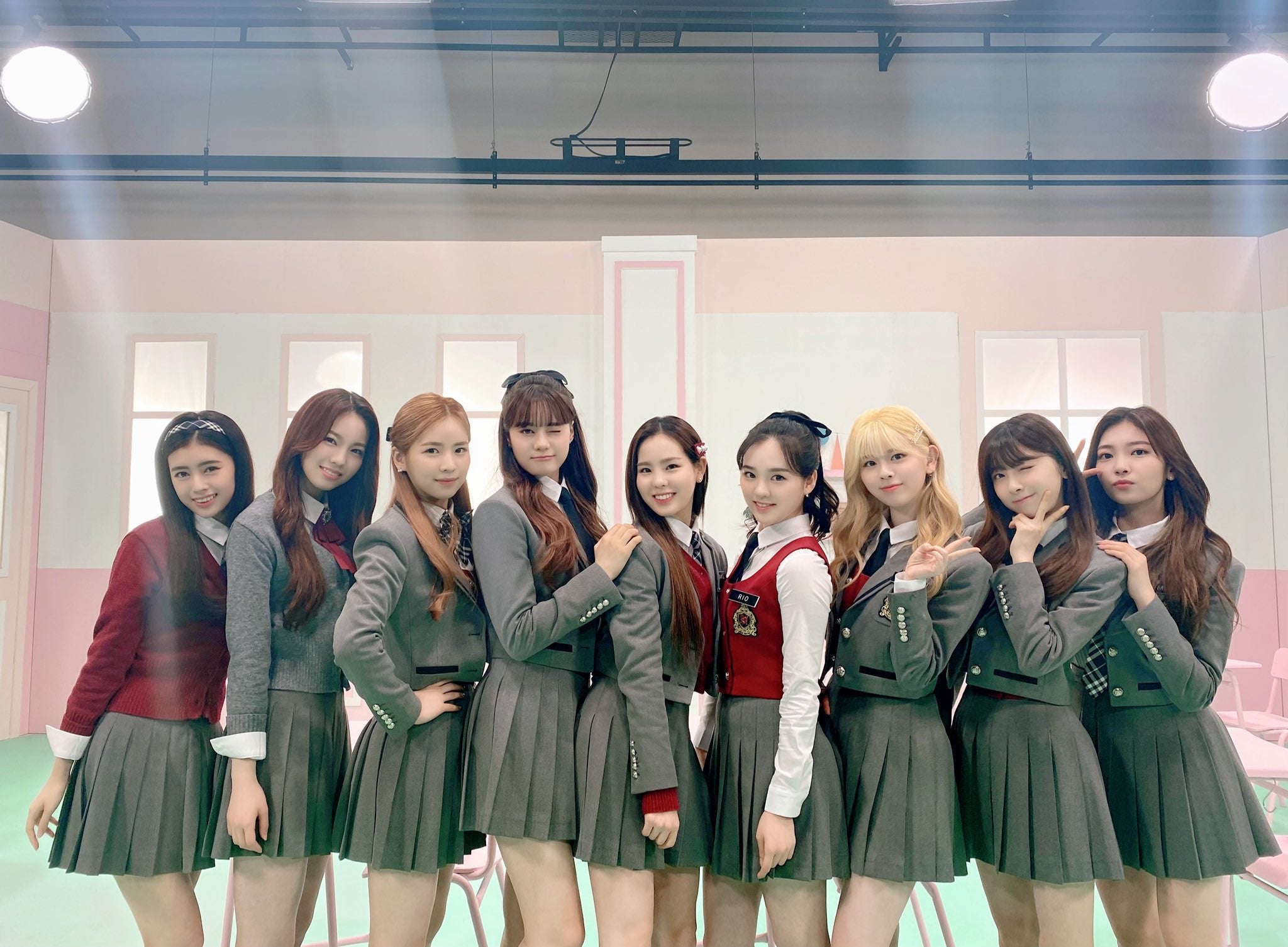 NiziU、制服姿で授業の新企画に「可愛すぎる」「仲の良さが伝わってくる」の声