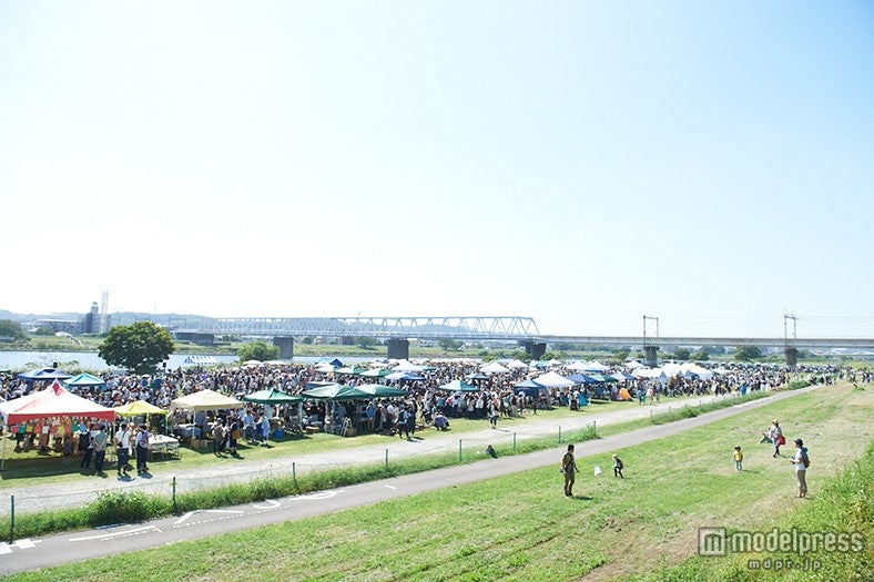 年に一度の青空マーケット開催 可愛い雑貨＆手作り料理もずらり