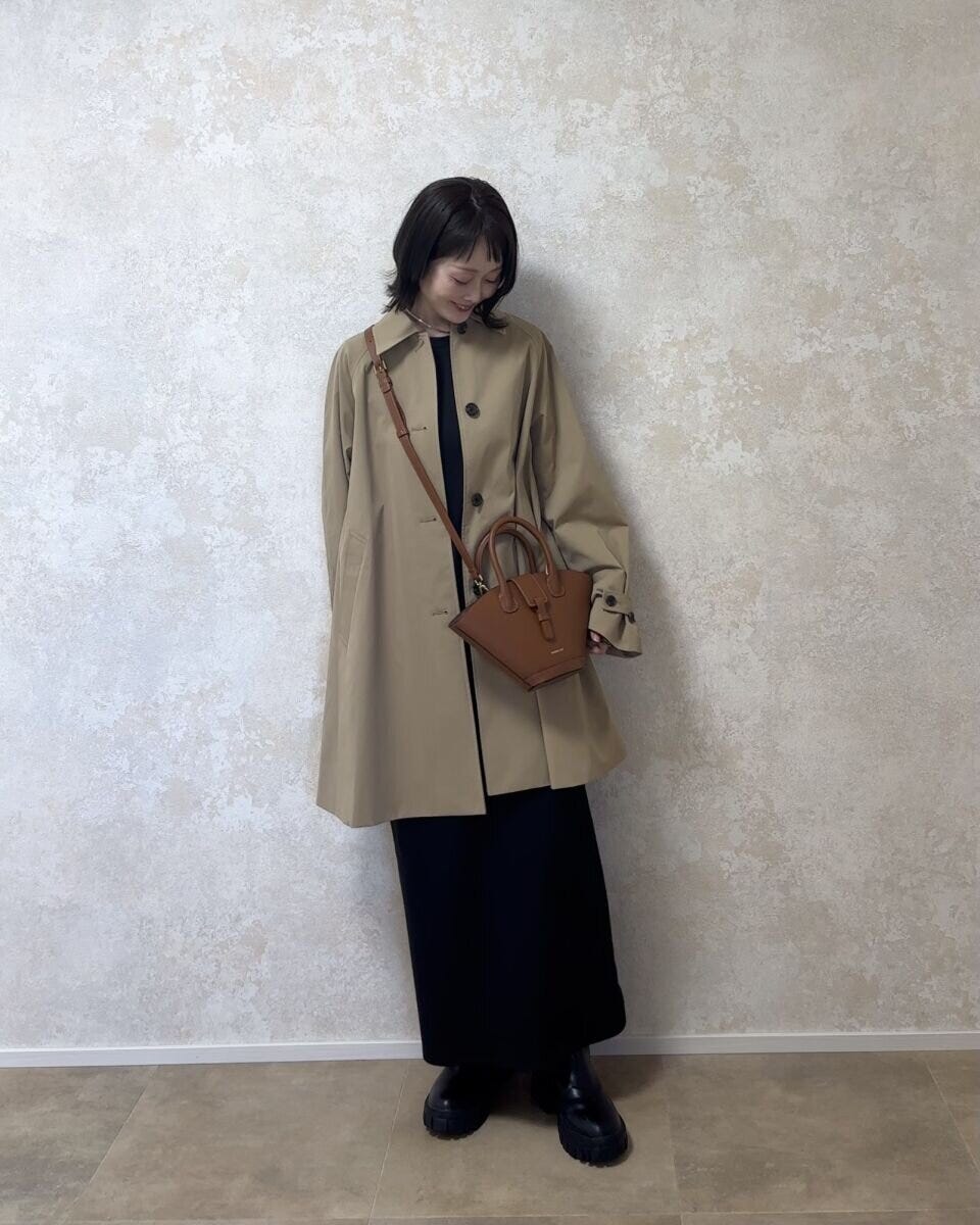 GUバルマカーンAラインハーフコートと黒ワンピースコーデ