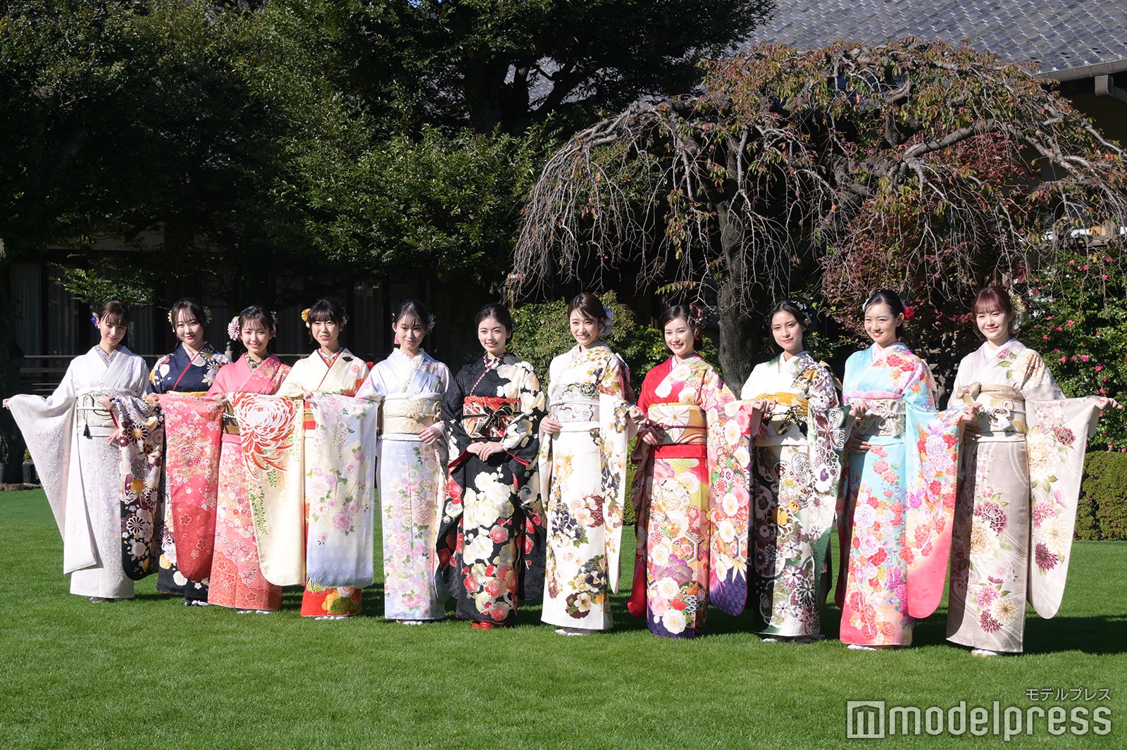 （左から）宮本茉由、本田望結、ギュナイ滝美、大角ゆき、井元彩花、小芝風花、高橋ひかる、井頭愛海、玉田志織、近藤ゆら、尾碕真花（C）モデルプレス