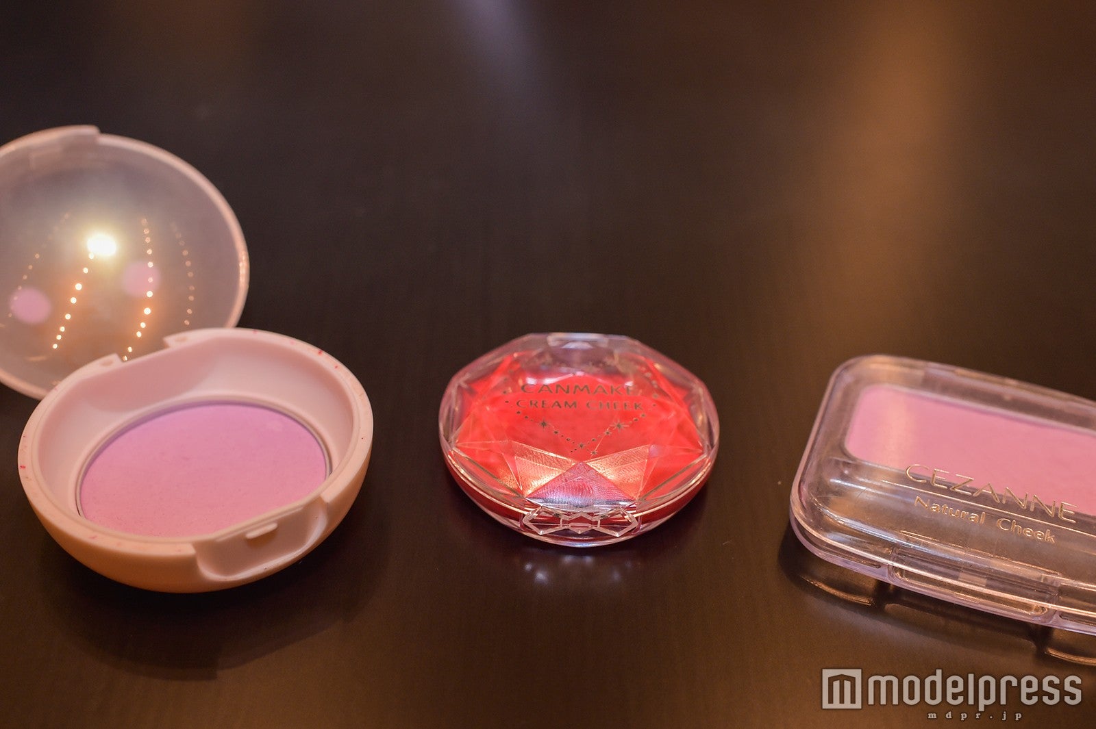 CANMAKEクリームチークCL08 クリアキュートストロベリー（中央）、セザンヌ ナチュラルチークN 14（右）、イッツスキン ベビーフェイスプチチーク ピュアラベンダー（C）モデルプレス
