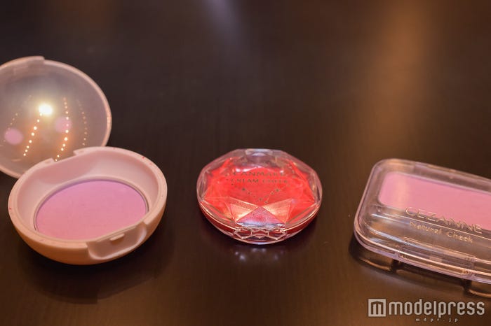 CANMAKEクリームチークCL08 クリアキュートストロベリー(中央)、セザンヌ ナチュラルチークN 14(右)、イッツスキン ベビーフェイスプチチーク ピュアラベンダー(C)モデルプレス