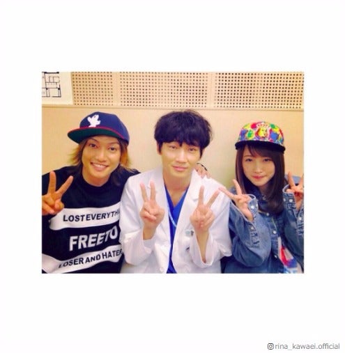 川栄李奈、綾野剛＆喜矢武豊との3ショット公開　妊婦役で未来に思い馳せる＜コウノドリ＞