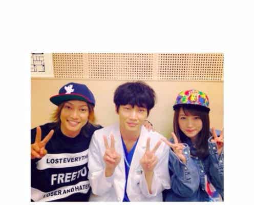 川栄李奈、綾野剛&喜矢武豊との3ショット公開 妊婦役で未来に思い馳せる<コウノドリ>