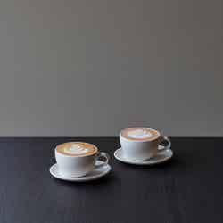 シングルオリジンカカオ モカ(HOT/ICE)750円、シングルオリジンカカオ ホットチョコレート(HOT)772円/画像提供:Blue Bottle Coffee Japan