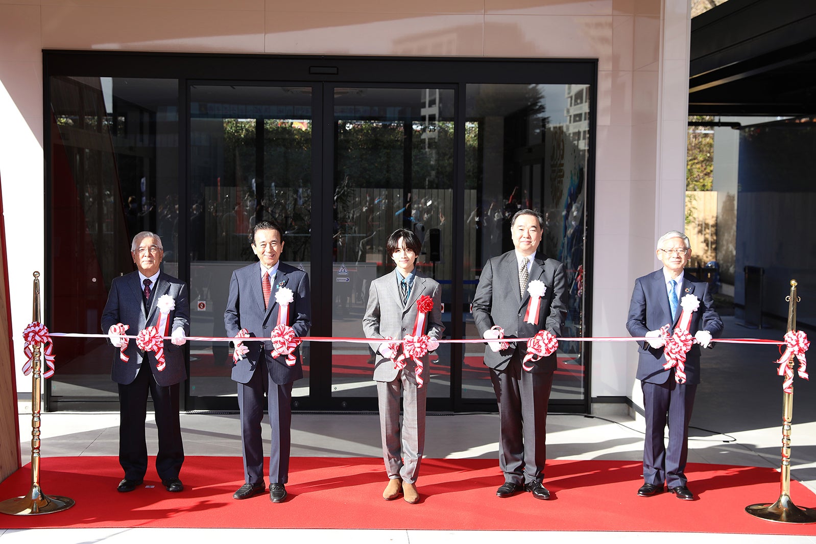 プレオープンセレモニー・テープカットの様子（提供写真）