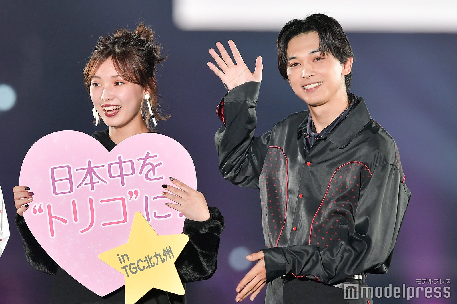 吉沢亮＆新木優子、北九州降臨で熱狂の渦 肩組みハートポーズにドキッ