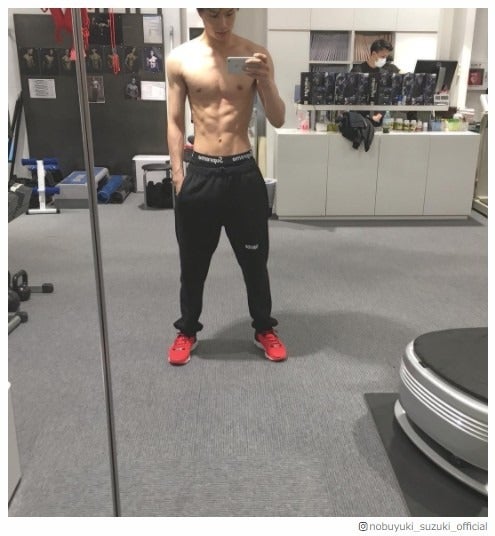 鈴木伸之、バキバキの上裸披露でファン興奮「鼻血出る」「やられた」