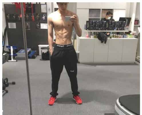 鈴木伸之、バキバキの上裸披露でファン興奮「鼻血出る」「やられた」