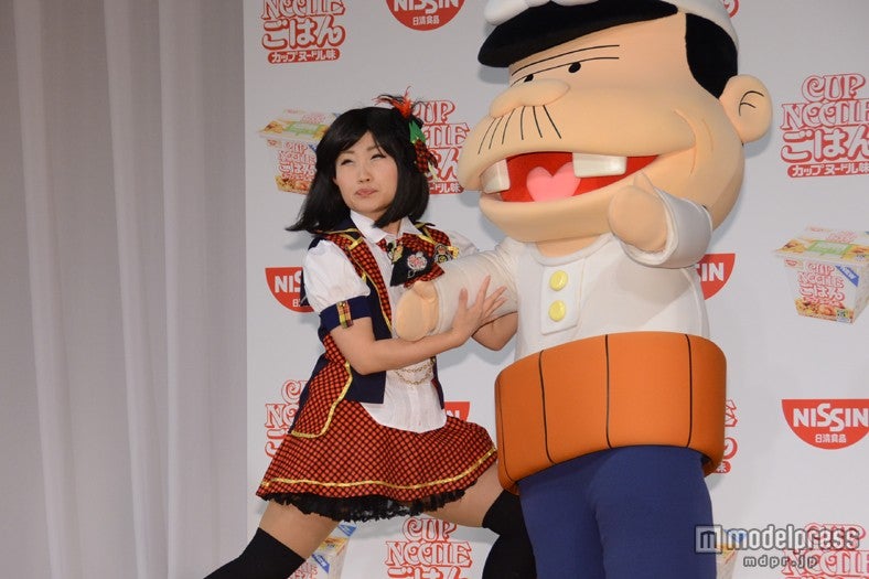 壇蜜のモノマネでバカボンのパパを誘惑するキンタロー。　