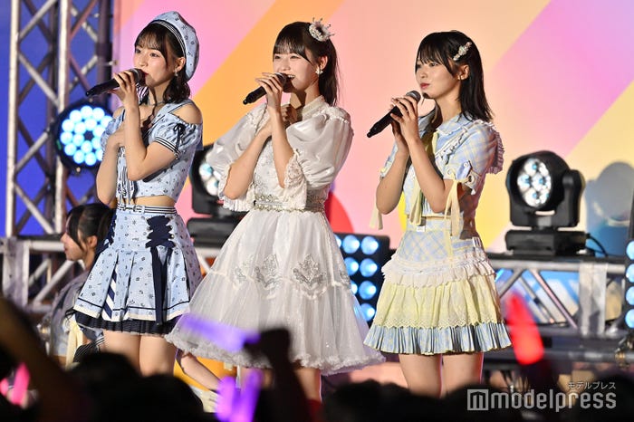 冨田菜々風、高松瞳、江角怜音(C)モデルプレス