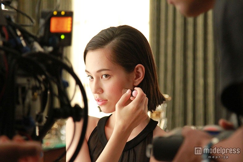 水原希子／新CMメイキングカットより