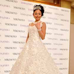アコヤ真珠1万3千262個を刺繍したウェディングドレスで登場した安藤美姫