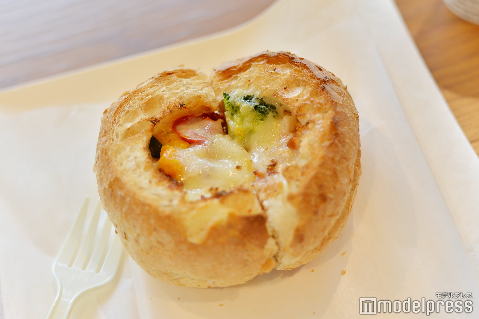 ブレッドグラタン チキントマトソイクリーム （C）モデルプレス