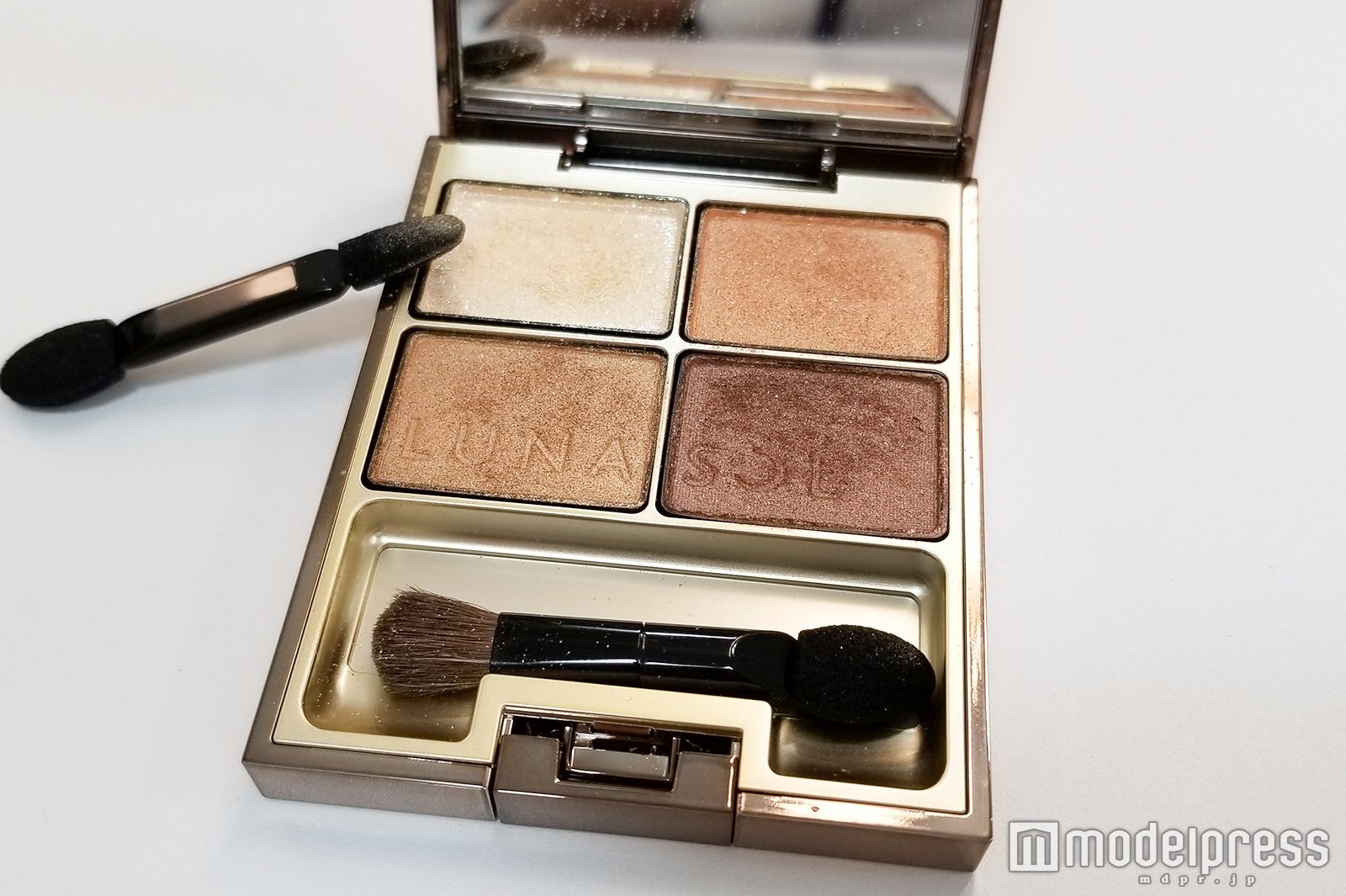 左上を涙袋の目頭側に！ルナソル（スキンモデリングアイズ／ベージュオレンジ） （C）モデルプレス