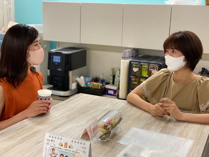 松村未央アナウンサー、山崎夕貴アナウンサー(提供写真)