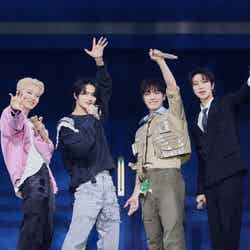PERFORMANCE TEAMがVOCAL TEAM「Cheer to Youth」カバー/(左から)HOSHI(ホシ)、JUN(ジュン)、DINO(ディノ)、THE 8(ディエイト)(P)&(C)PLEDIS Entertainment