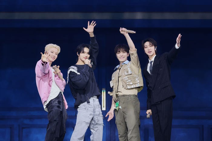 PERFORMANCE TEAMがVOCAL TEAM「Cheer to Youth」カバー/(左から)HOSHI(ホシ)、JUN(ジュン)、DINO(ディノ)、THE 8(ディエイト)(P)&(C)PLEDIS Entertainment