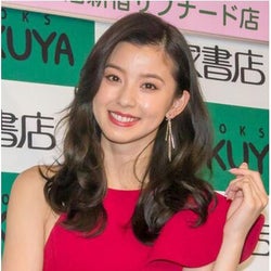 朝比奈彩“アルマーニ”の黒いドレスSHOTに「魅力的!!」と反響