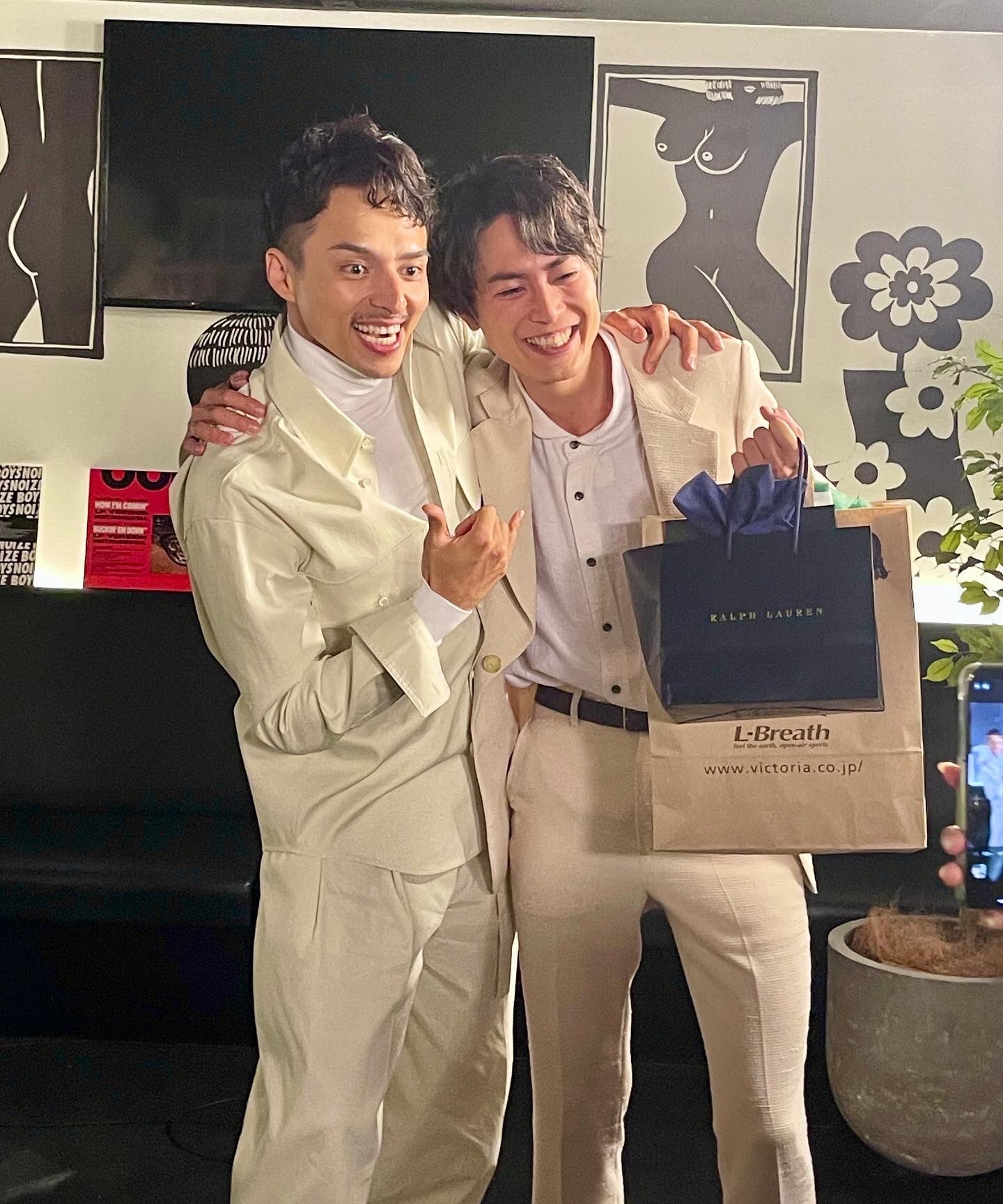 満島真之介、間宮祥太朗と熱いハグ オフショットに「難破兄弟大好き」「笑顔が最高」の声