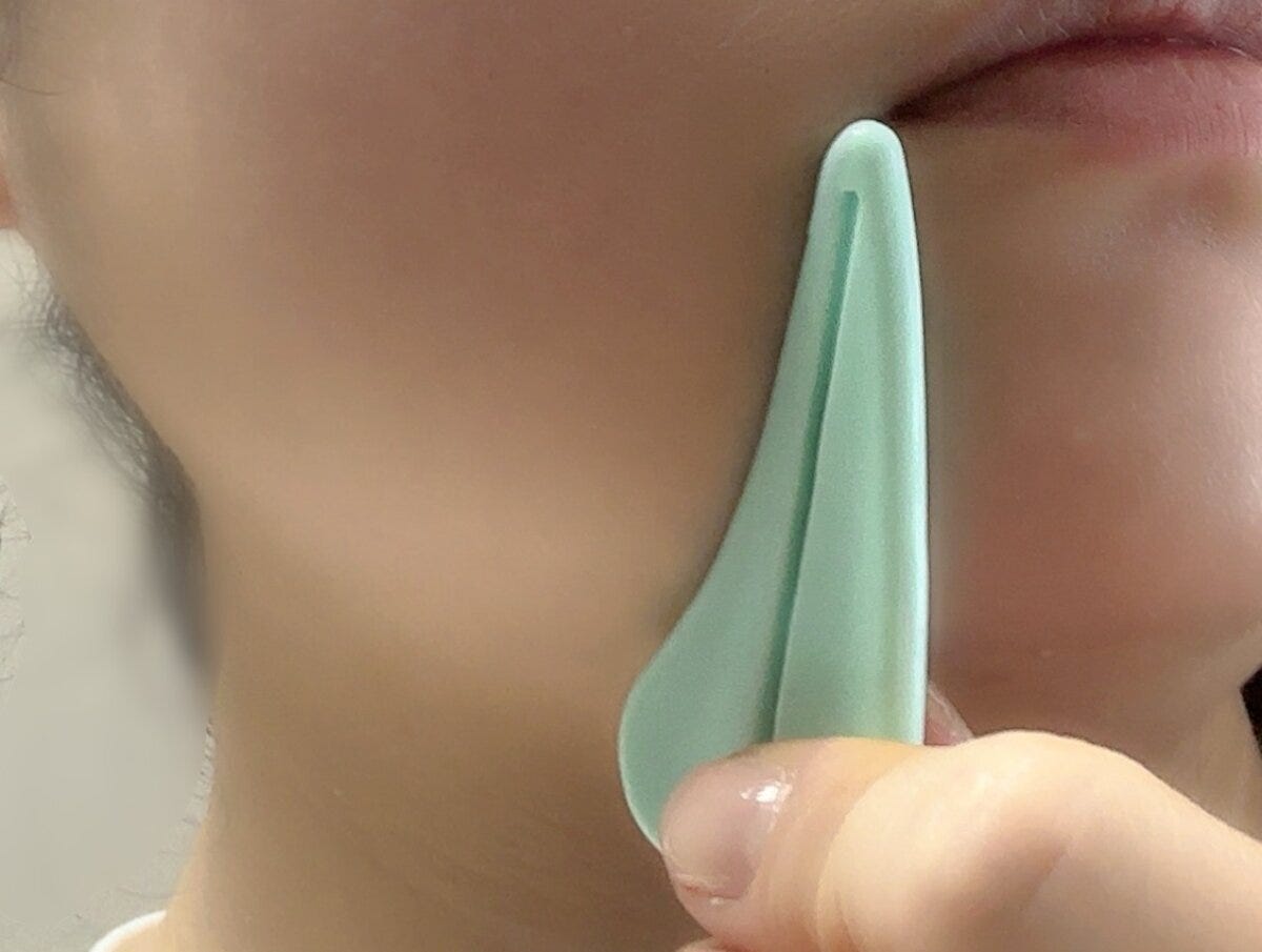 ダイソー チェーン付きかっさ ダイソーのチェーン付きかっさはフェイスラインにピタッとフィットする