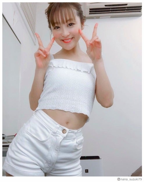 鈴木奈々、ヘソ出しショットに反響「セクシー」「三十路には見えない」の声