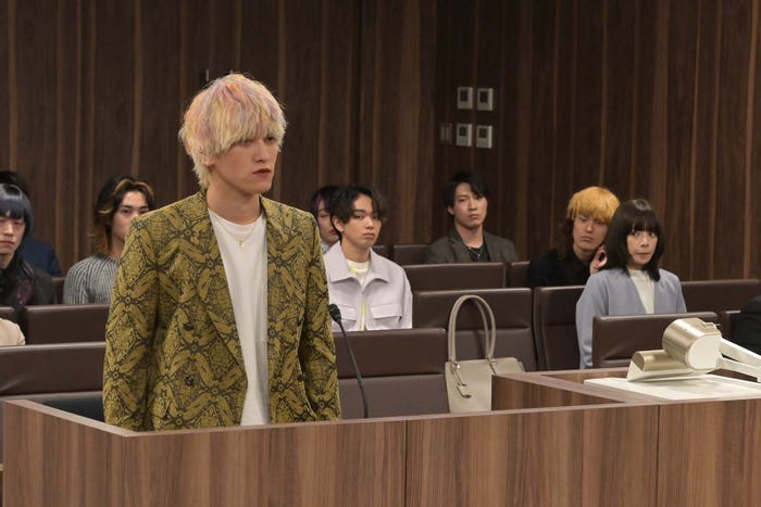 兼近大樹、宮世琉弥、桜井ユキら「ホスト相続しちゃいました」第2話より(C)カンテレ