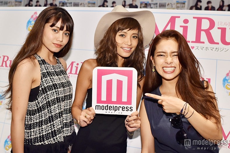 （左から）安部ニコル、小泉梓、尾崎紗代子