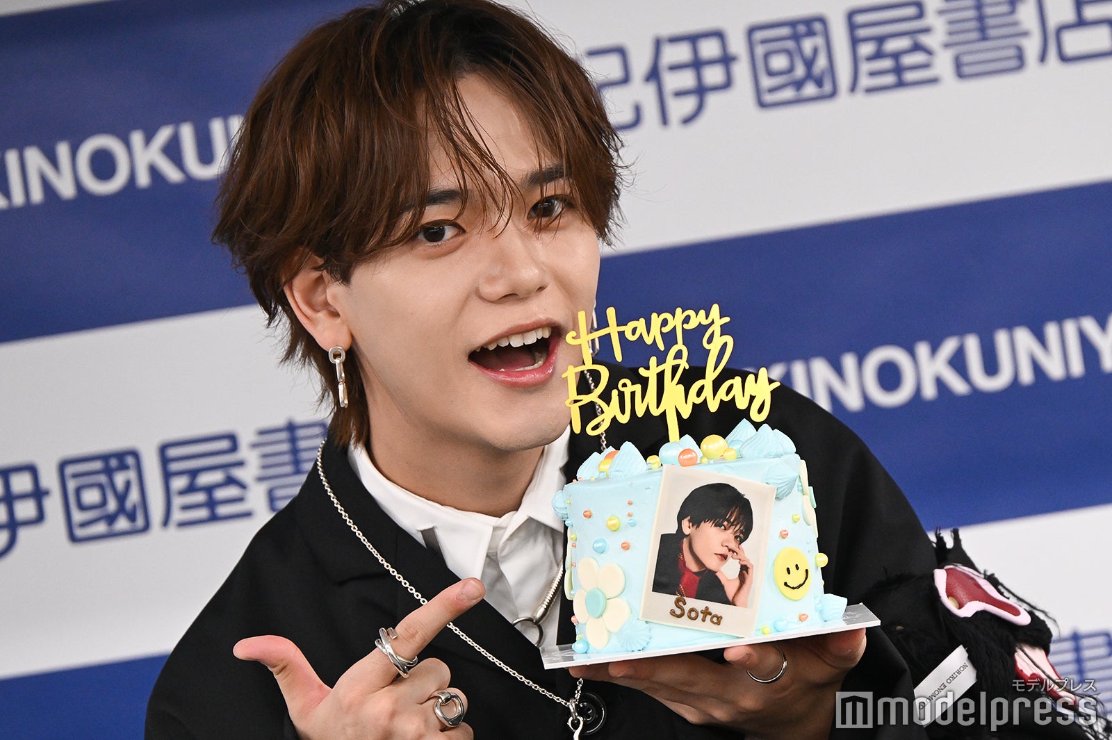 バースデーケーキと記念撮影する中島颯太（C）モデルプレス