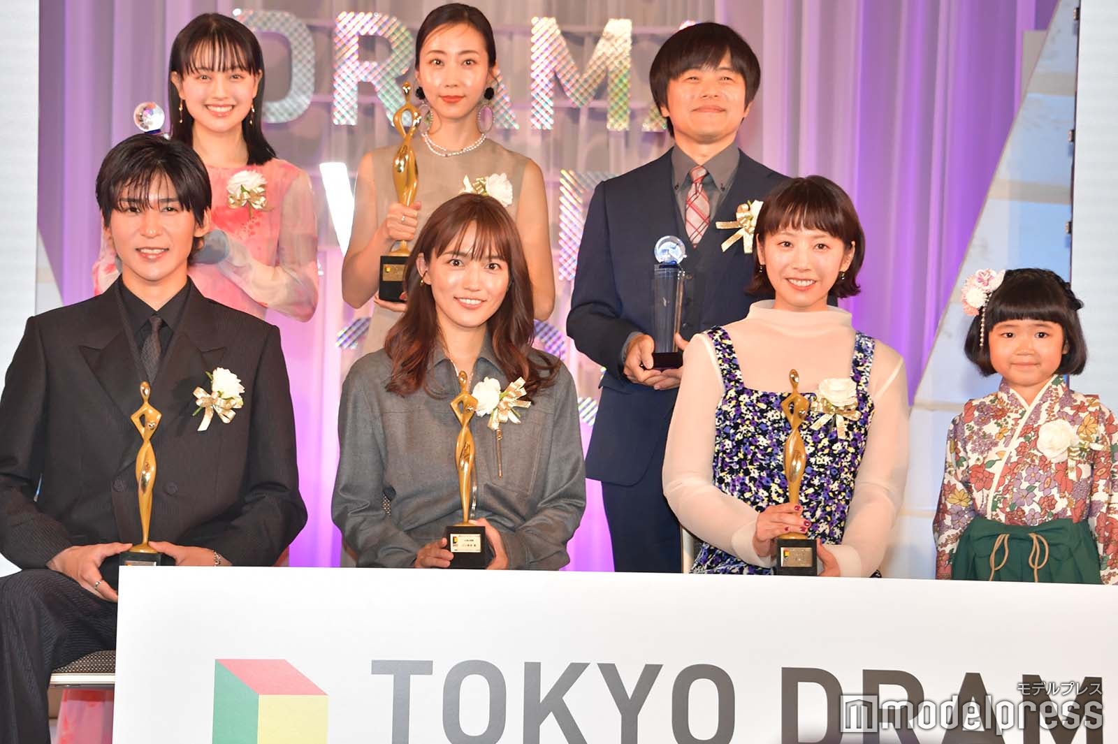 （後列左から）上坂樹里、木南晴夏、バカリズム（前列左から）目黒蓮、川口春奈、夏帆、永尾柚乃（C）モデルプレス