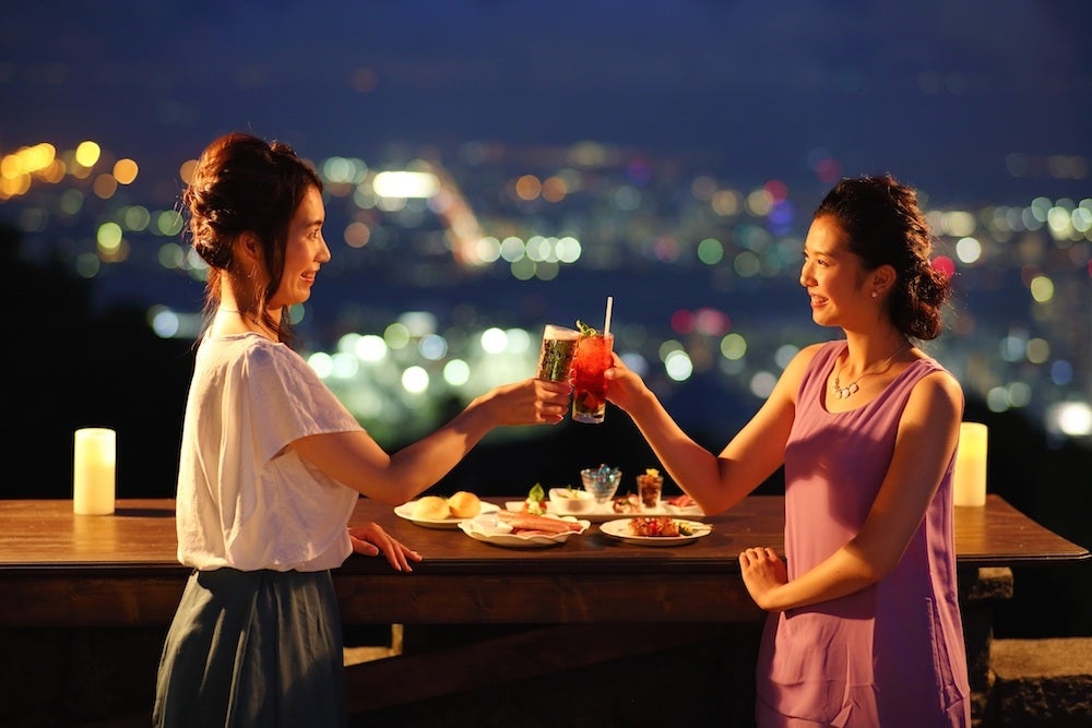 ガーデンバーで語らうひととき／画像提供：神戸布引ハーブ園