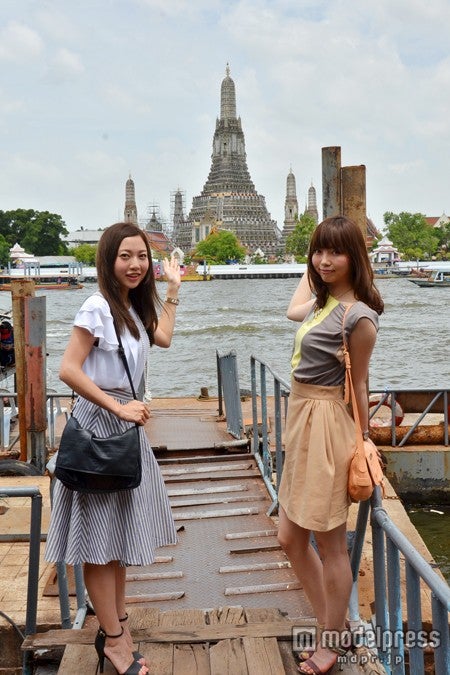 お店のすぐ側には、絶好の撮影スポットが／モデル：百々さおり、富田千穂