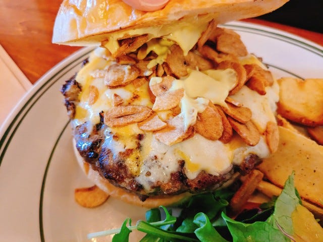 オープン前から行列も!大満足間違いなしのボリューミーなハンバーガー【大阪府東大阪市】