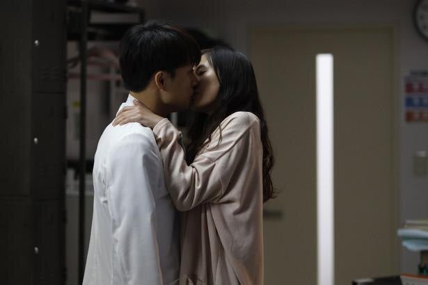 白濱亜嵐 隆治 恒松祐里 くるみ 真夜中の研修医室でキスする場面写真が公開 泣くな研修医 モデルプレス 白濱亜嵐 隆治 恒松祐里 くるみ 真夜中の研修医室でキスする場面写真が公開 泣くな研修医 モデルプレス