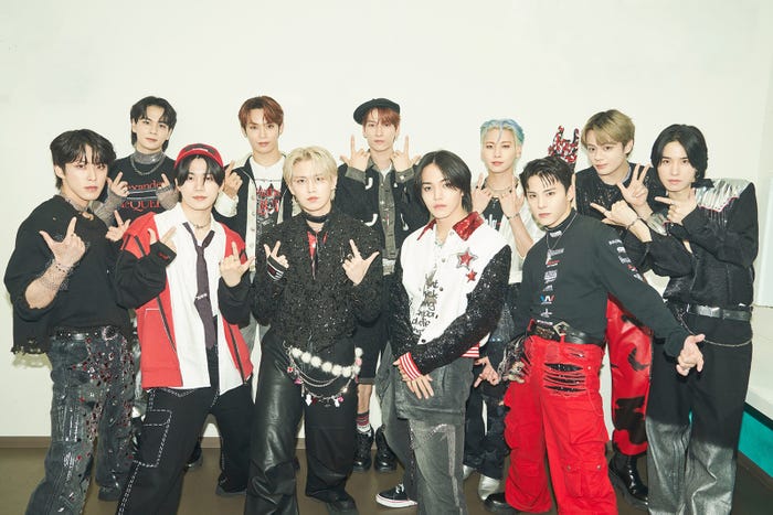 (後列)豆原一成、與那城奨、金城碧海、川尻蓮、鶴房汐恩、佐藤景瑚(前列)河野純喜、木全翔也、白岩瑠姫、大平祥生、川西拓実『JO1 8TH SINGLE“HITCHHIKER” PREMIUM PRE-SHOWCASE「Where is my love?』(C)LAPONE Entertainment